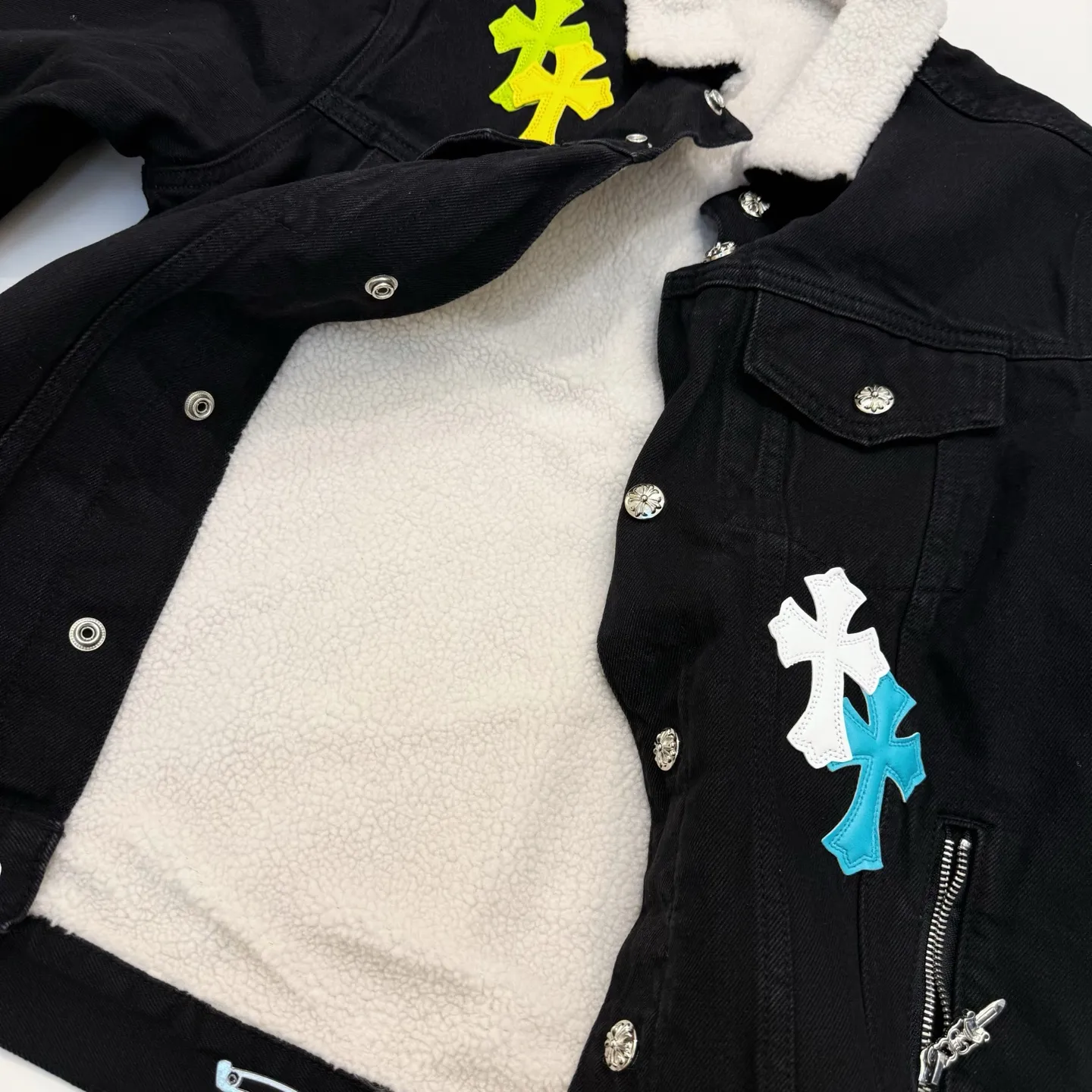 P370 model number: D418 Chrome Hearts vintage style sherpa denim jacket SIZE#SMLXL Size reference# S shoulder width 46 length 65 bust 112 M shoulder width 48 length 67 bust 116 L shoulder width 50 length 68.5 bust 120 XL shoulder width 52 length 69.5 bust 127